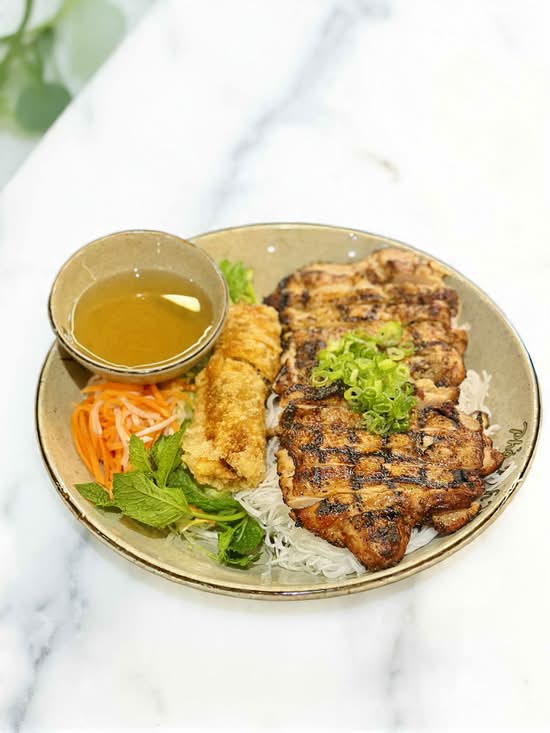 53. Grilled Chicken with Vermicelli Noodles (烤鸡扒檬)